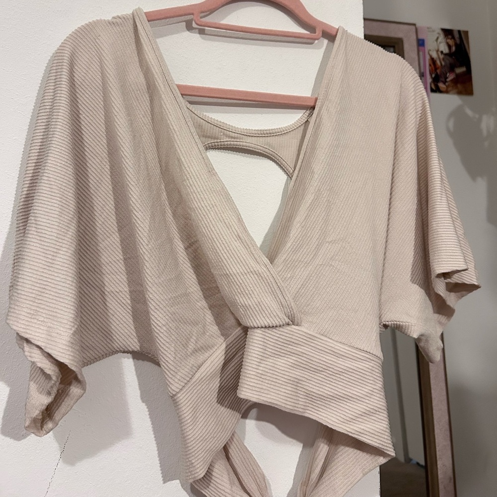 Women’s tan Vneck top